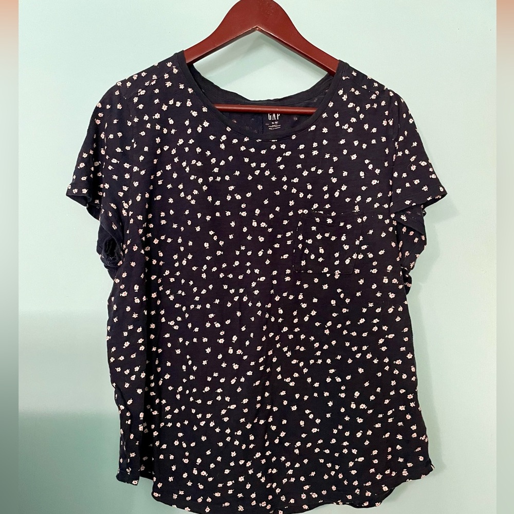 Gap Floral Tee 🌻🌻 4 for $25 bundle🌻🌻